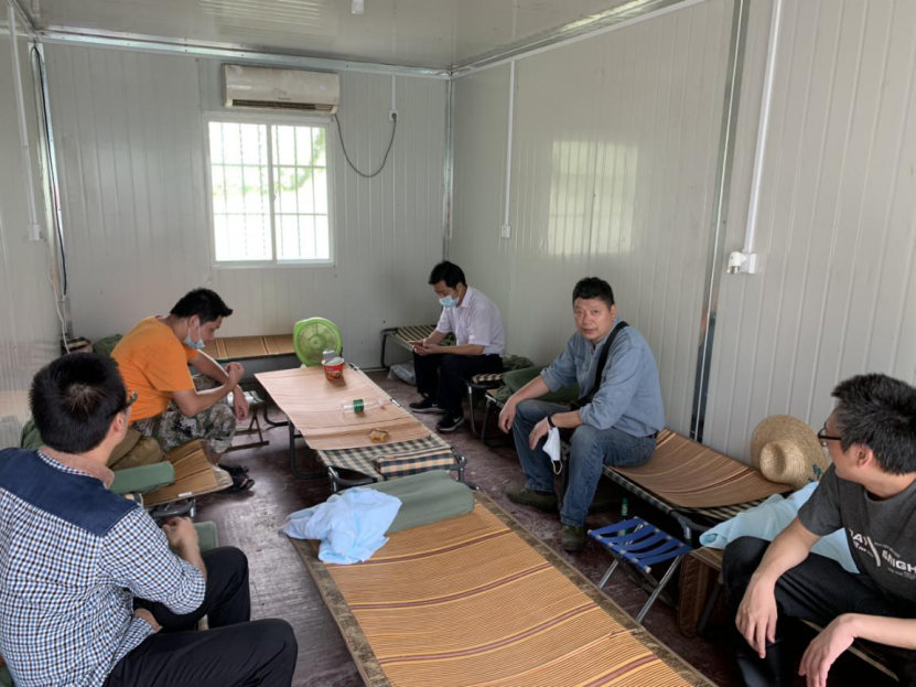 (图为曹胜亮教授防汛区休息室给各人讲思政课)